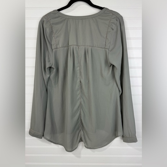 BKE Boutique women’s sage green high low long sleeve blouse. Size M. - Picture 2 of 7